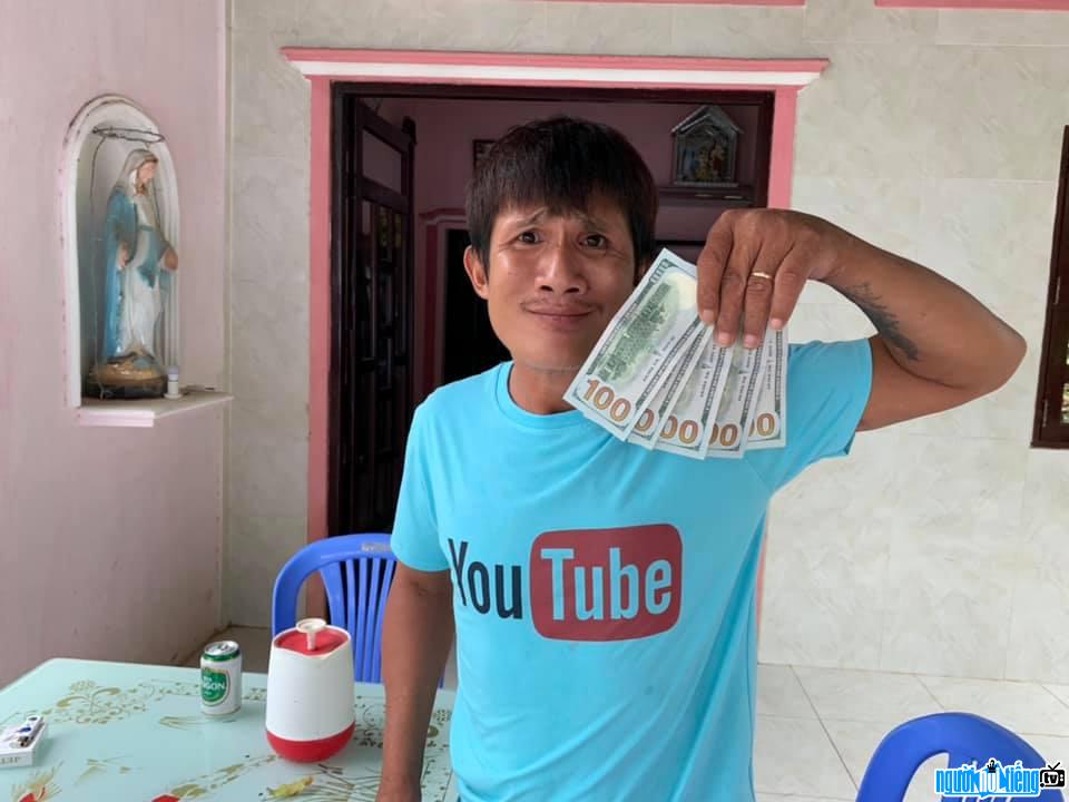 Thánh Lầy Vlogs nổi bật với chiếc áo youtube