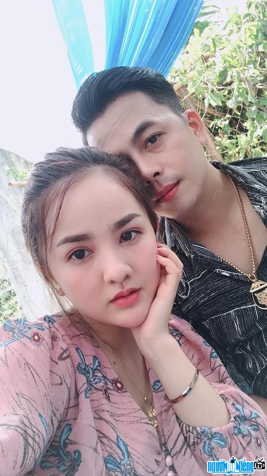 Hoang Lam taking pictures with his wife