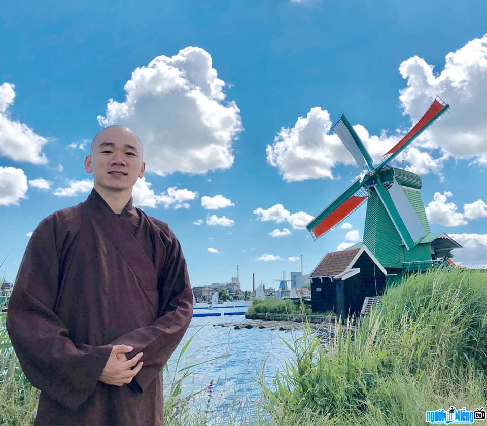  Master Thich Tam Nguyen blends in with heaven and earth