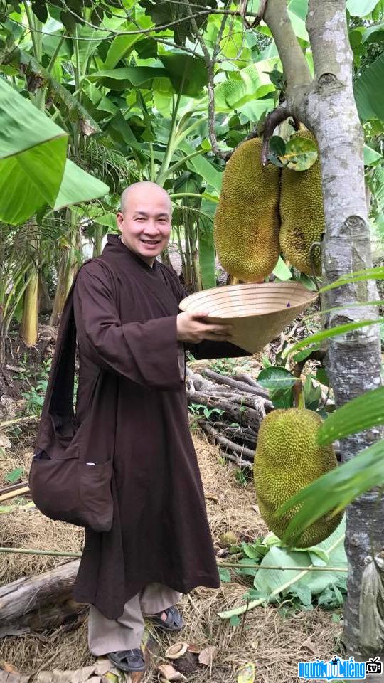 Teacher Thich Tri Hue with a gentle smile on his face