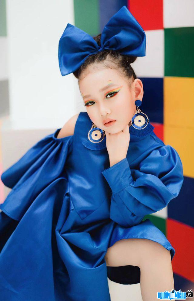 Hình ảnh người mẫu nhí Lee Sumi biến hóa như "tắc kè hoa"