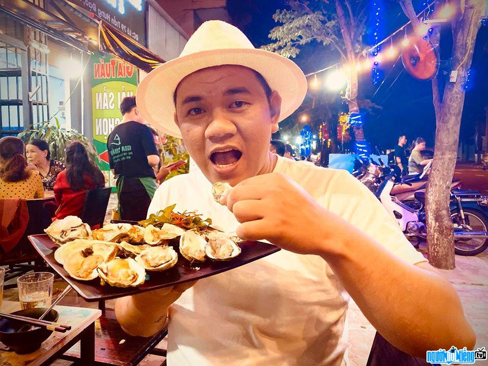 Đầu bếp Nguyễn Quốc Nghị thưởng thức món ăn