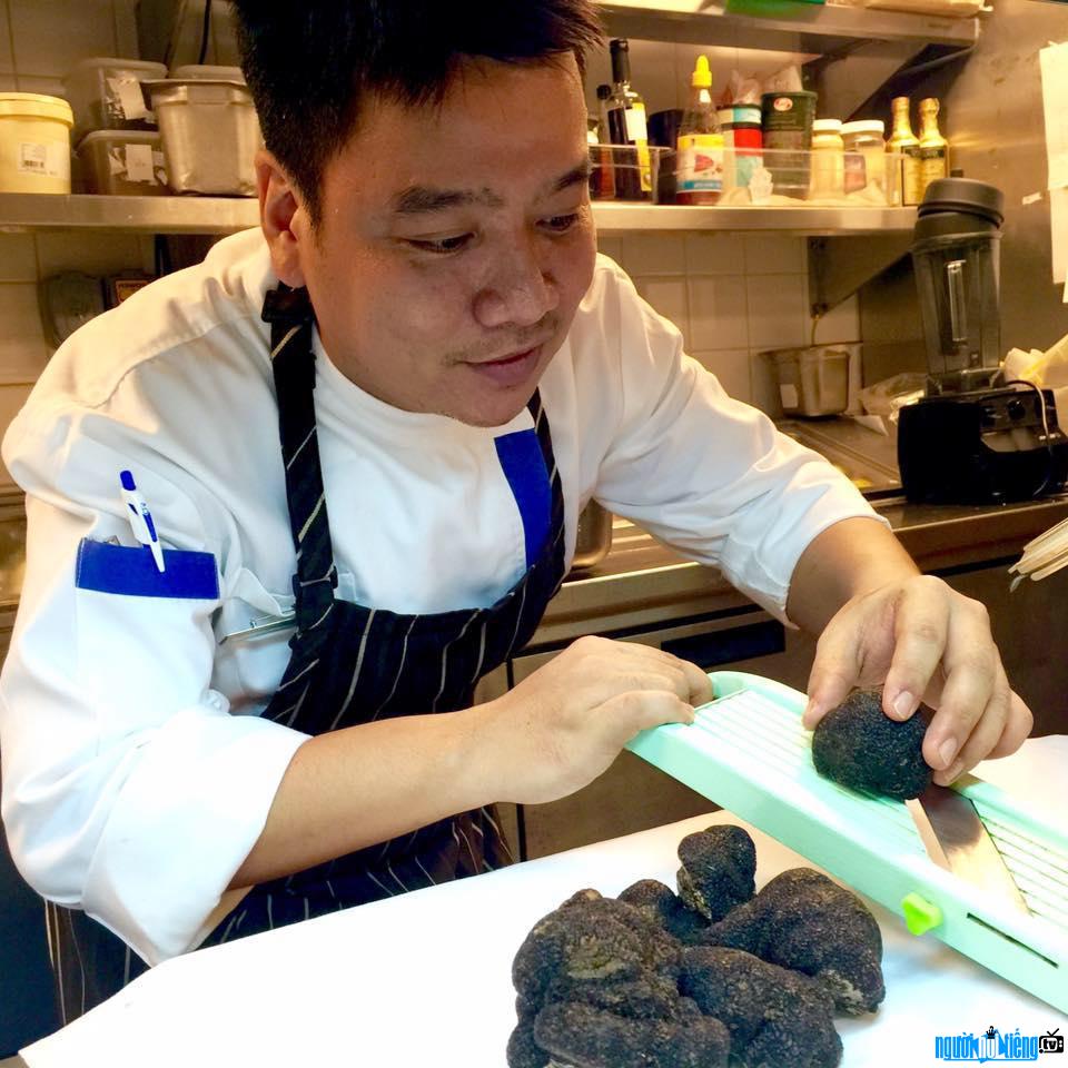 Chef Ben tận tụy trong từng món ăn