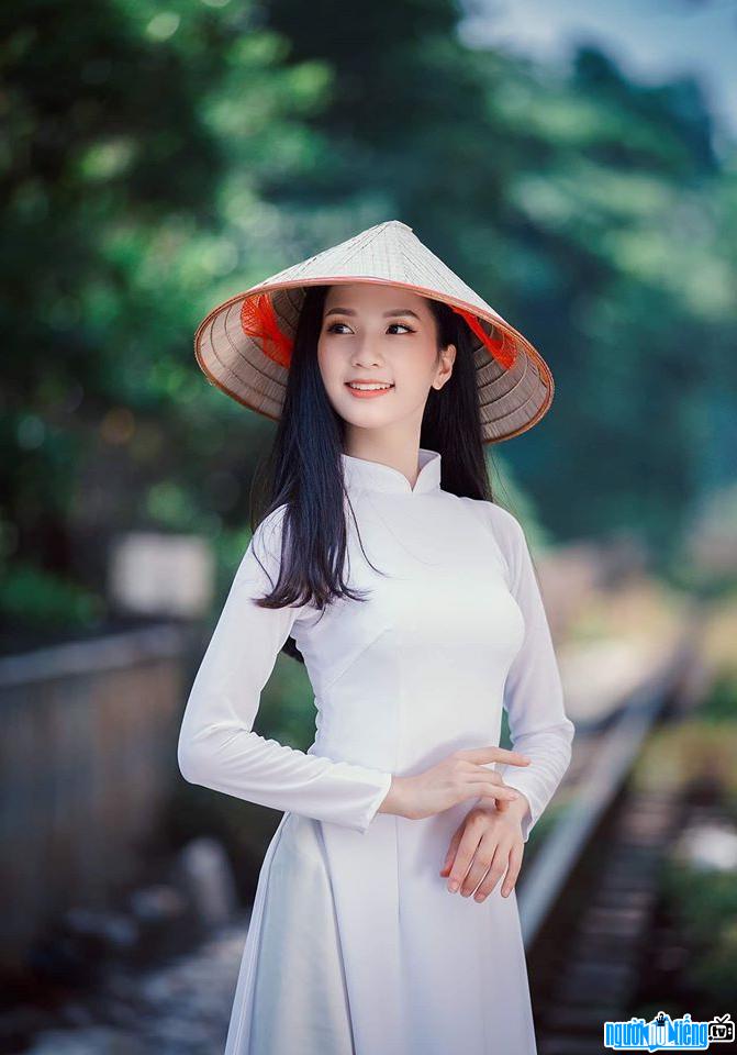  Van Anh is gentle and beautiful with traditional ao dai