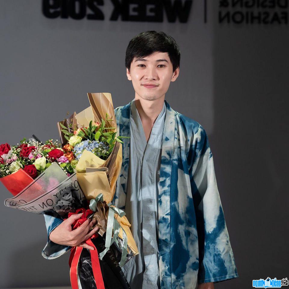  Young designer Le Hoang Son smilingly accepts the award