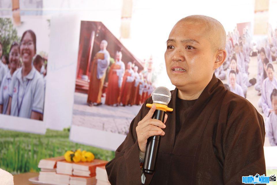  Nun Huong Nhu in a Dharma lecture