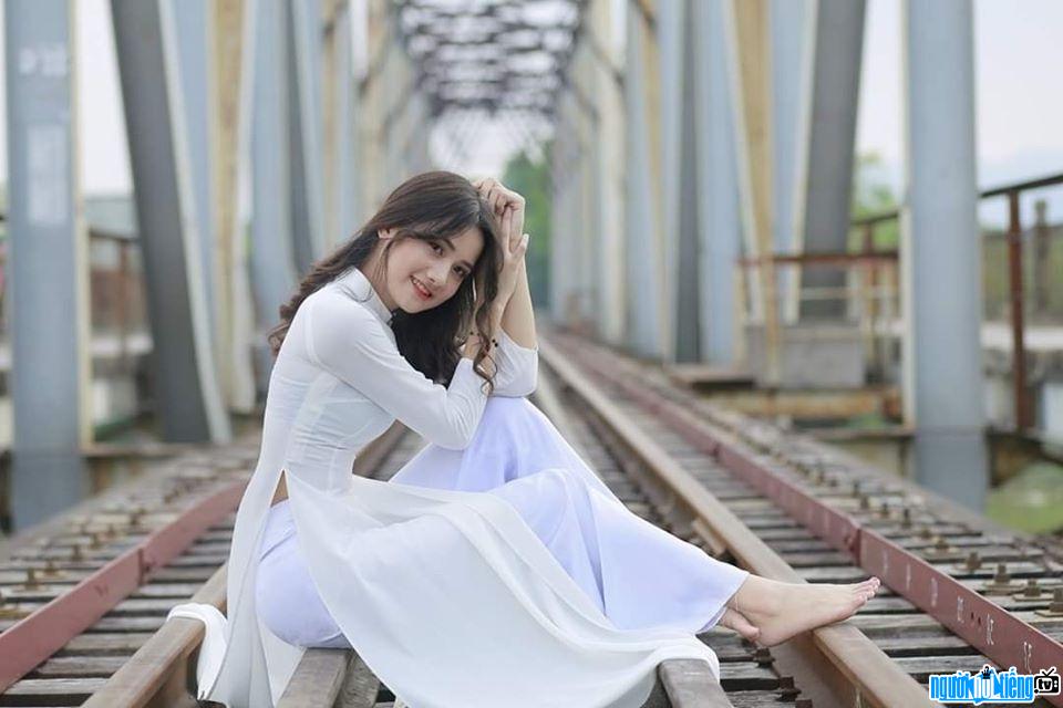  beautiful Thanh Hang in a white ao dai