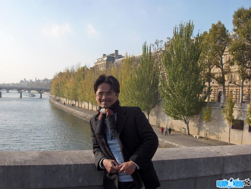 Nhạc sĩ - nhà văn Hồng Minh tươi cười khi đi du lịch