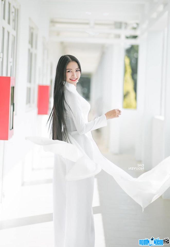  Minh Nguyet is beautiful and gentle in ao dai