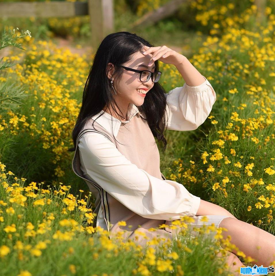 Trần Minh Châu xinh đẹp dịu dàng bên hoa