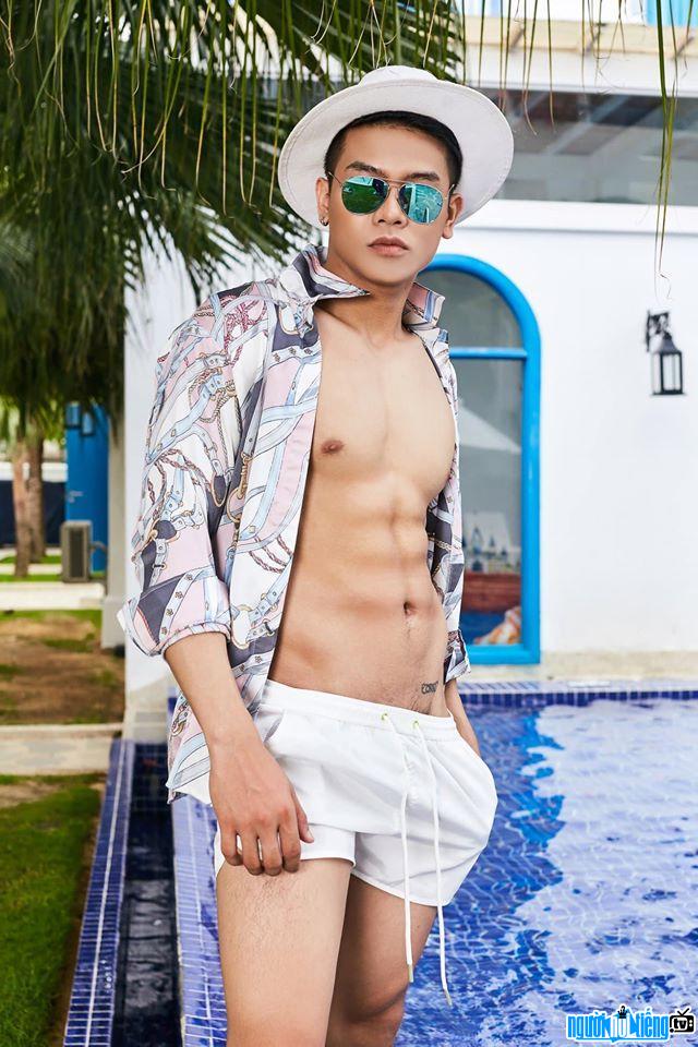  Khanh Hien model shows off his perfect body