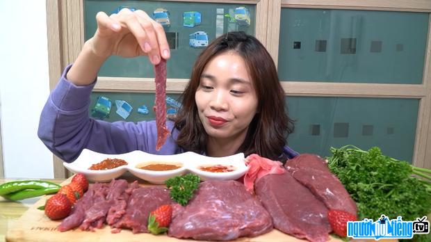 Hình ảnh Youtuber Kiều Tiên trong video ăn thịt đà điểu sống