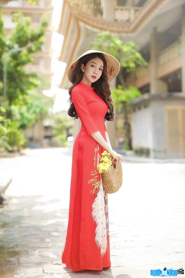  My Chi is beautiful and gentle in traditional ao dai