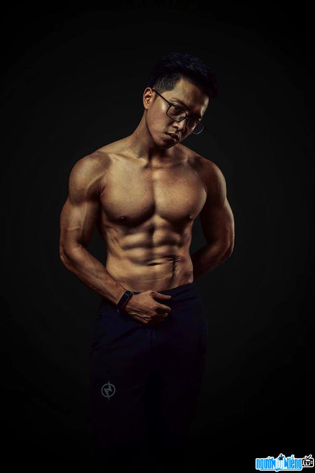  An Nguyen has a muscular body