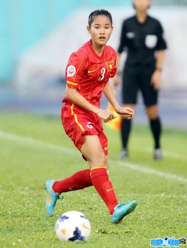  Image of midfielder Chuong Thi Kieu playing on the pitch