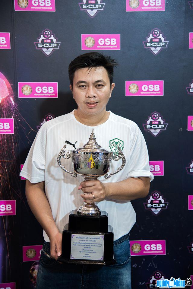  Picture of Tam Figo gamer and the trophy