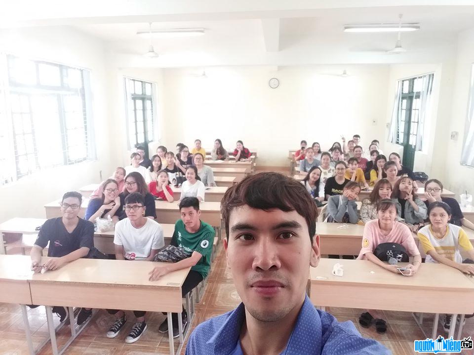  Hoang Thay takes a selfie with his students in class