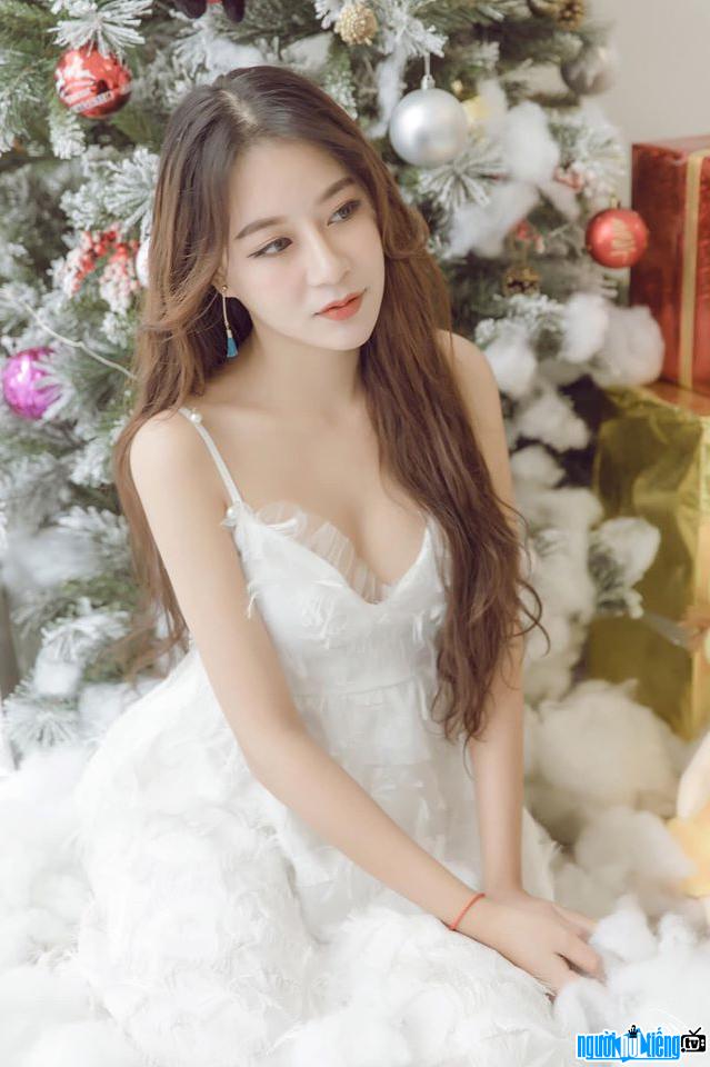 Hình ảnh người mẫu ảnh Uyên Bi bên cây thông Noel