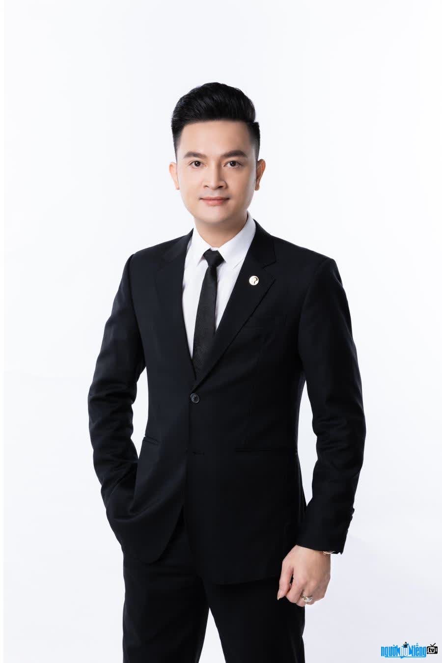  actor Hoang Gia Cuong handsome and elegant