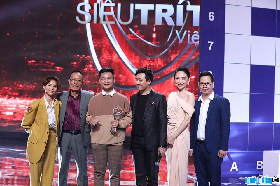 Việt Hoàng cùng các ban giám khảo cuộc thi Siêu trí tuệ