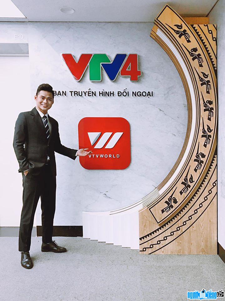  Elegant image of Hoang Hung on VTV4