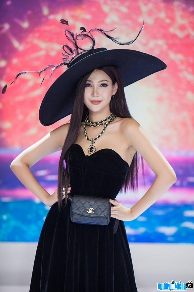  Diep Linh Chau is beautiful and seductive with black tone