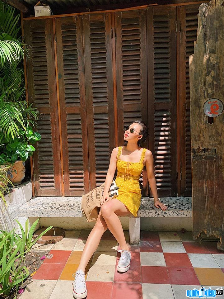  Ngoc Tuyen shows off her figure in the golden sun
