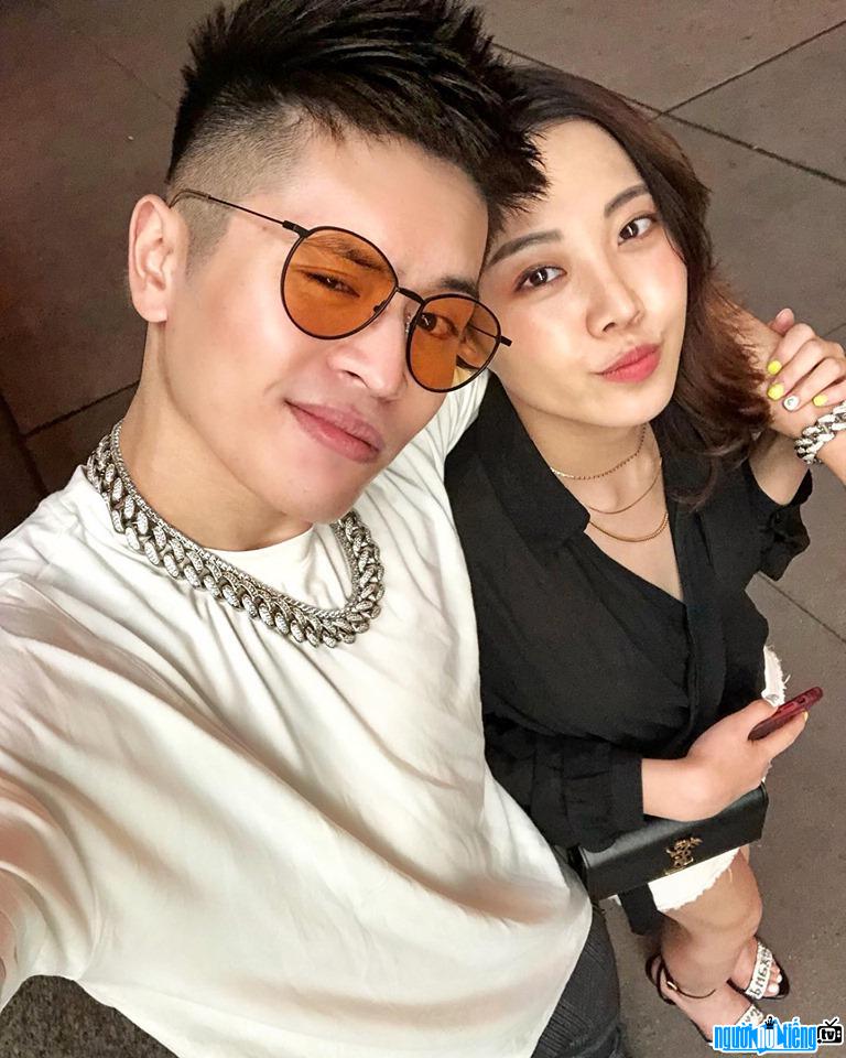 Benjamin Trần hạnh phúc bên bạn gái