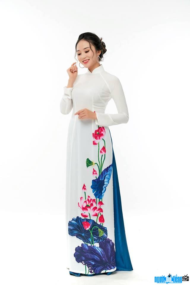  beautiful and gentle My Hanh in a long dress
