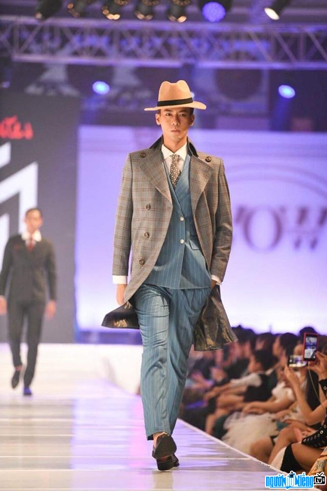  handsome and confident Kelvin Cao on the catwalk