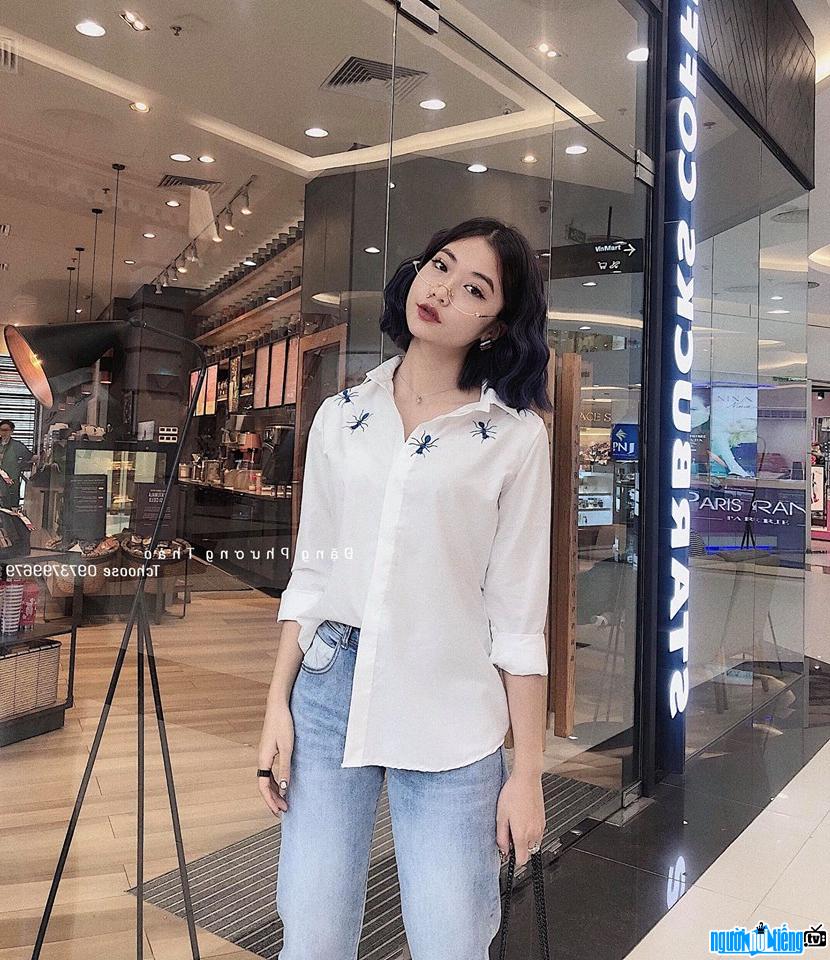  Phuong Thao is beautiful with a shirt and jeans