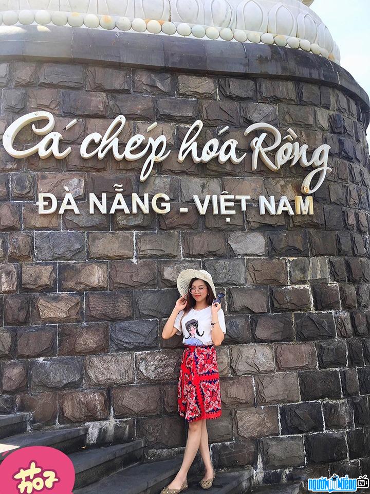  Hang Nga shows off her beautiful figure when going to Da Nang