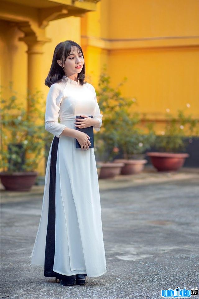  The image of An Na is beautiful in a traditional ao dai