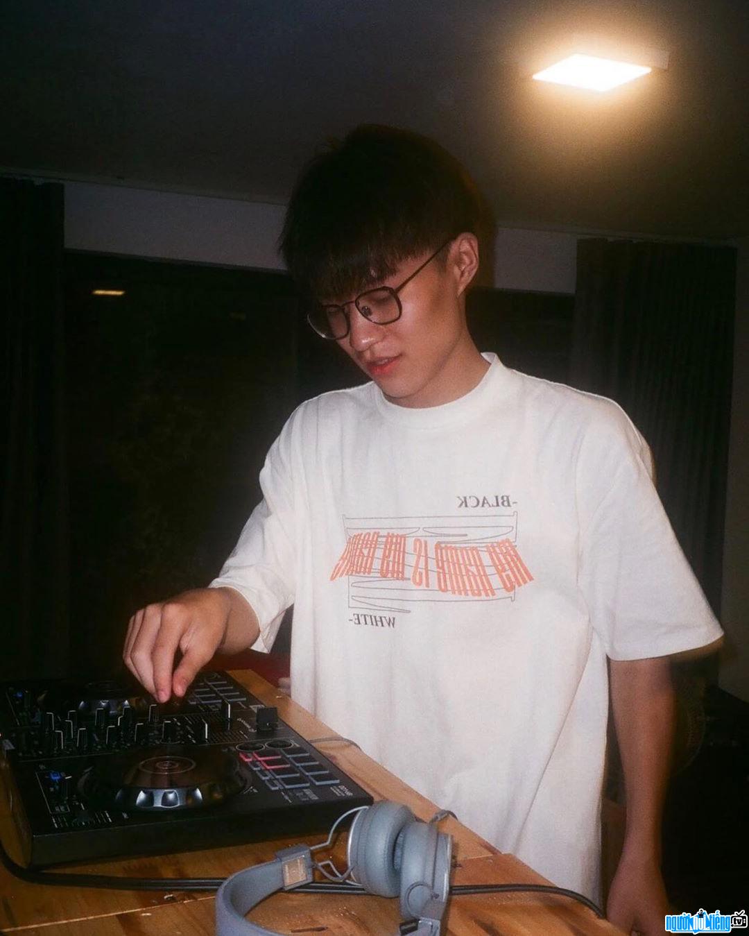  Trung Kien prepares for his DJ job