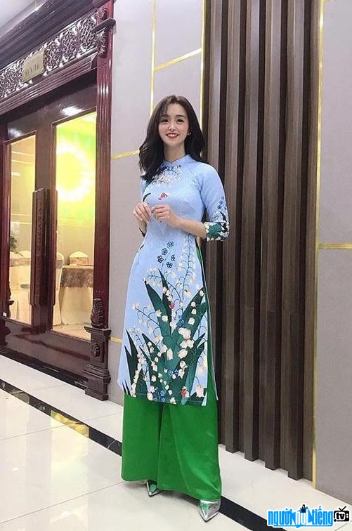  Huyen Nhung is beautiful and gentle in a traditional long dress