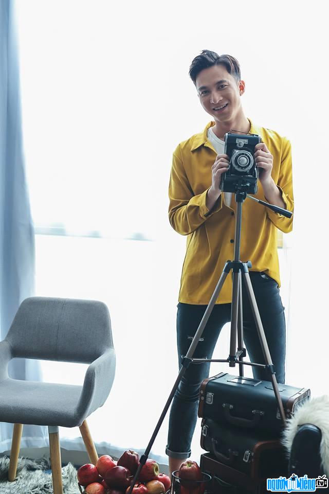  Picture of singer Trieu Thien Binh showing off his photography skills
