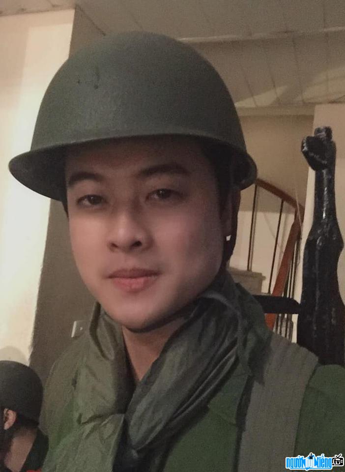Image of actor Ha Xuan Hien transforming into a soldier uncle