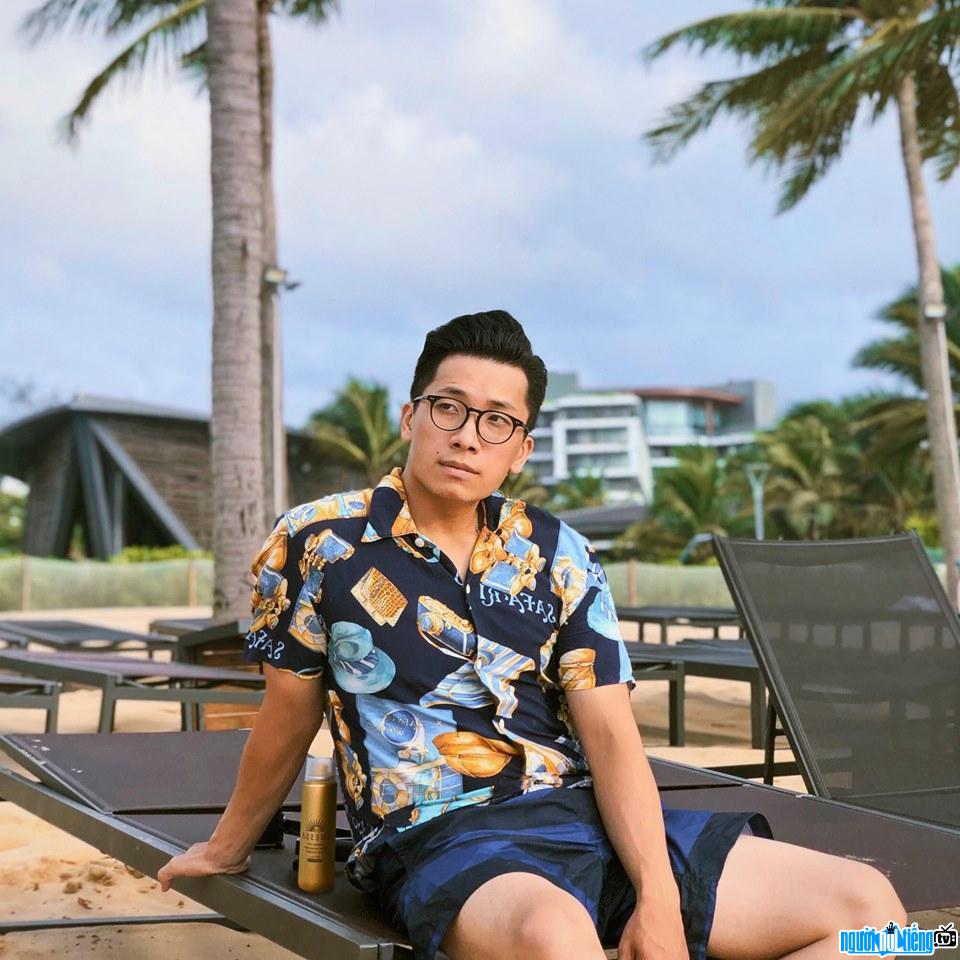 handsome Duc Nguyen on the beach