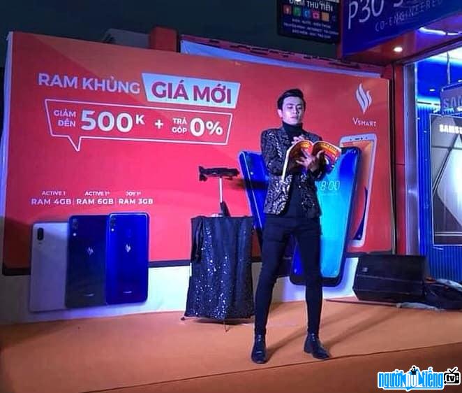 The image of Quang Hao is confident on stage