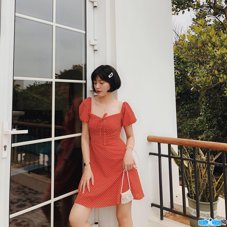  Thuy Tien stands out with a red dress