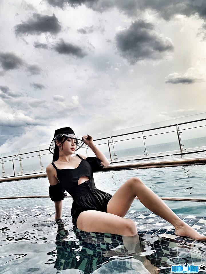  Tran Thu Phuong shows off her charming figure at the swimming pool