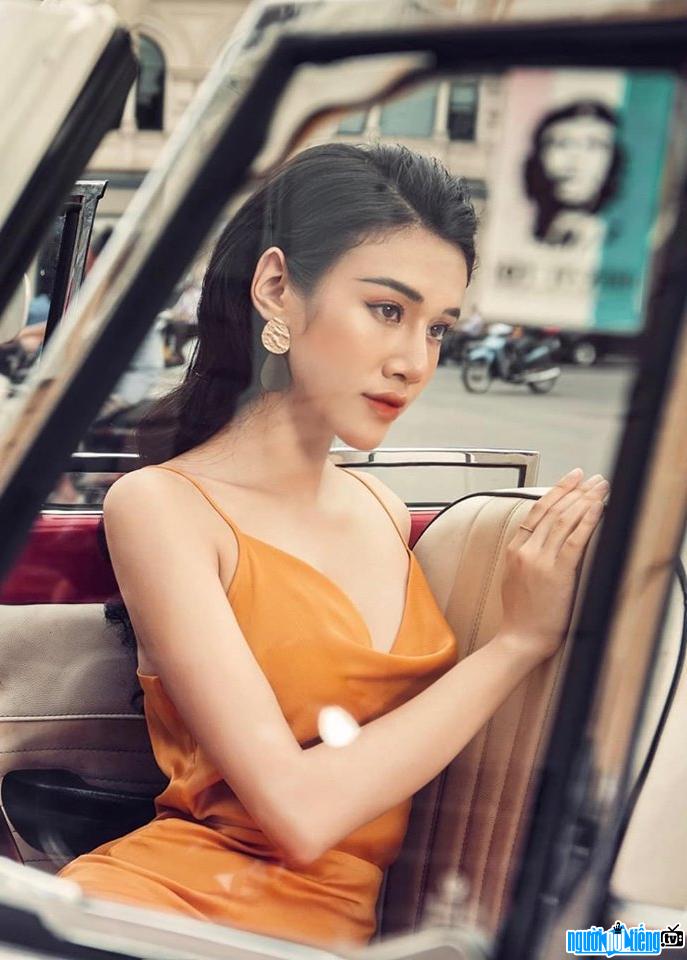  beautiful Minh Tam showing off her bare shoulders indifferently