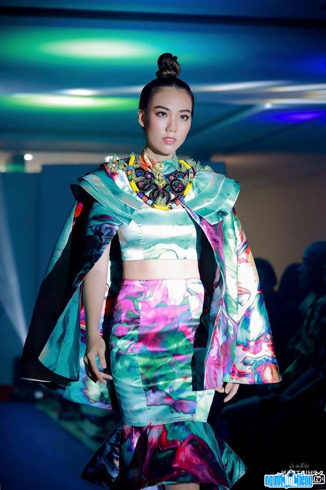 confident image of Ha Thu on the catwalk