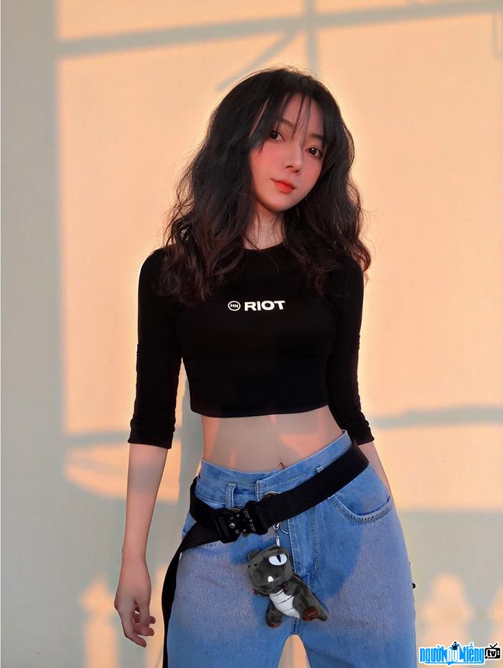  Nguyen Duyen's image showing off her ant waist