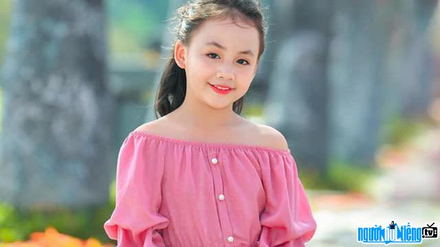  Close-up of child actress Hong Nhung's beautiful face like a beauty