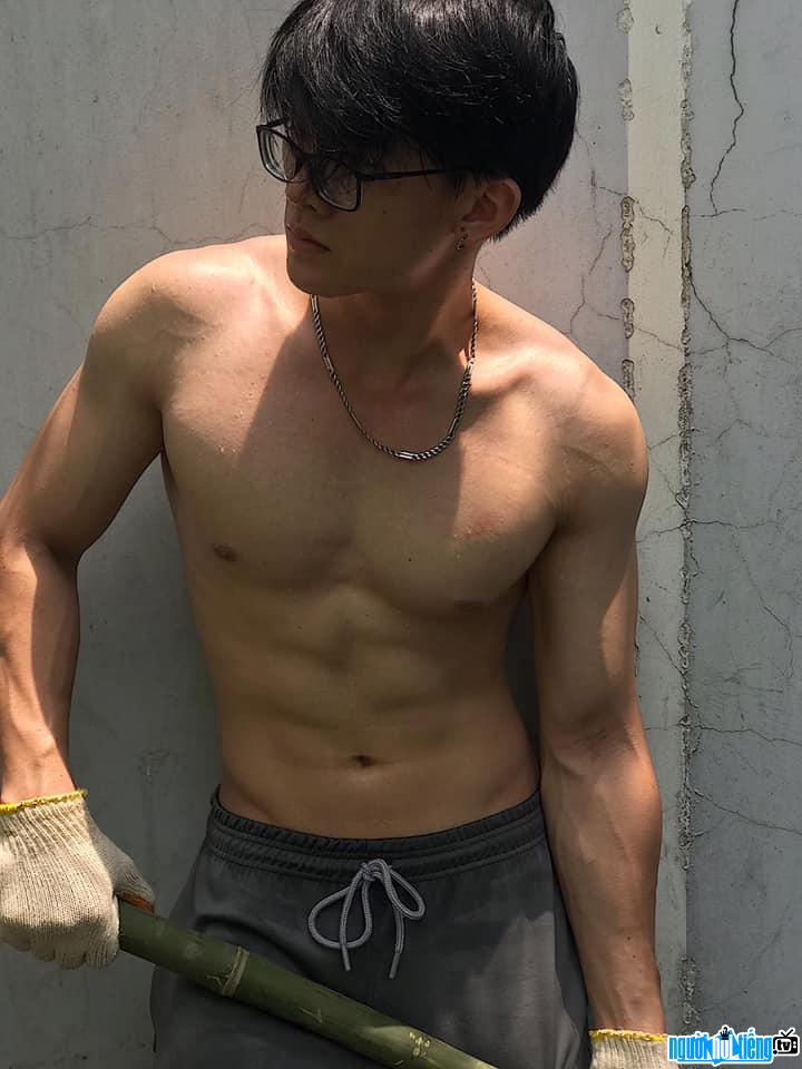  Hoang Anh's strong and attractive body