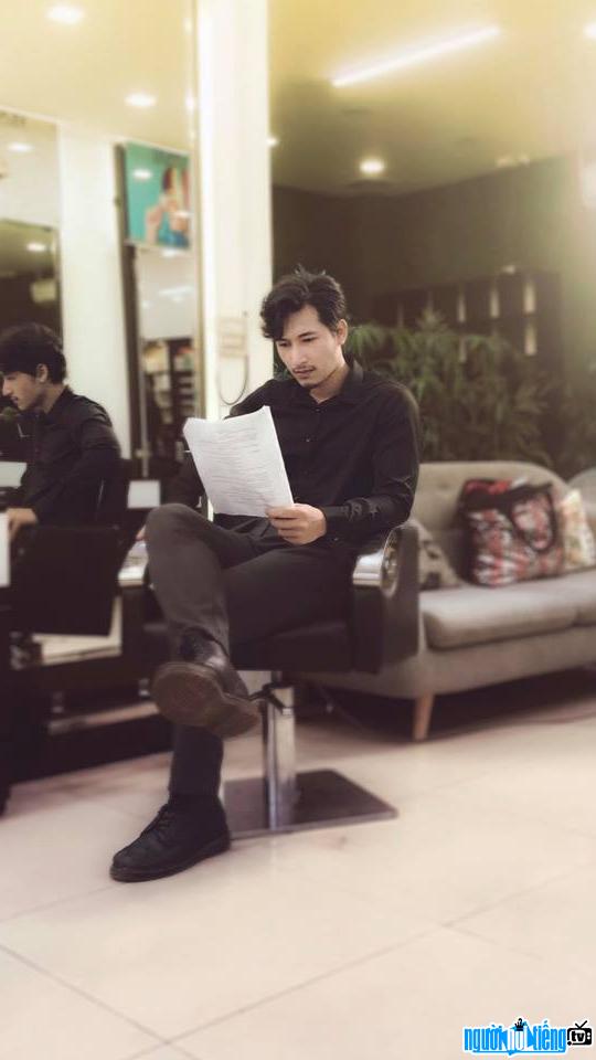 Bức ảnh diễn viên Đào Duy Quang đang đọc kịch bản