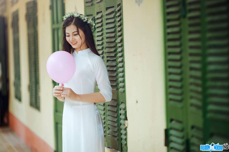  Yen Phuong is beautiful and gentle in a white ao dai