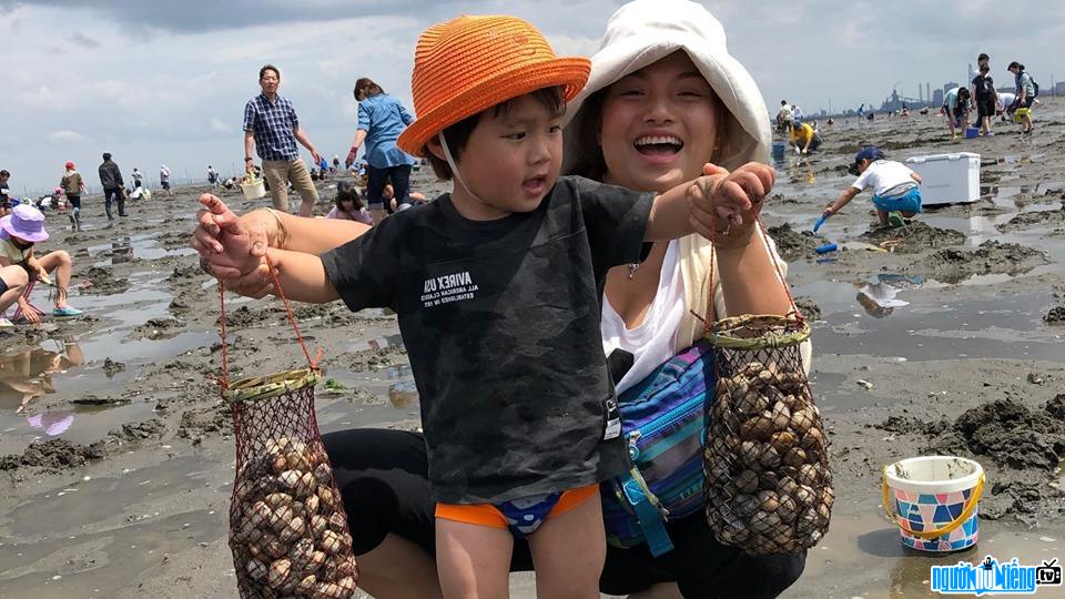 Quỳnh Trần và bé Sa đi biển bắt sò