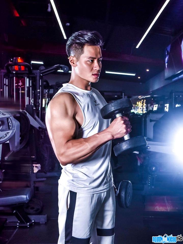  Picture of Male King Dang Hieu Duc showing off his muscular muscles at the gym